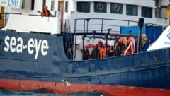 Migranten auf dem Rettungsschiff Alan Kurdi (Bild: AP)