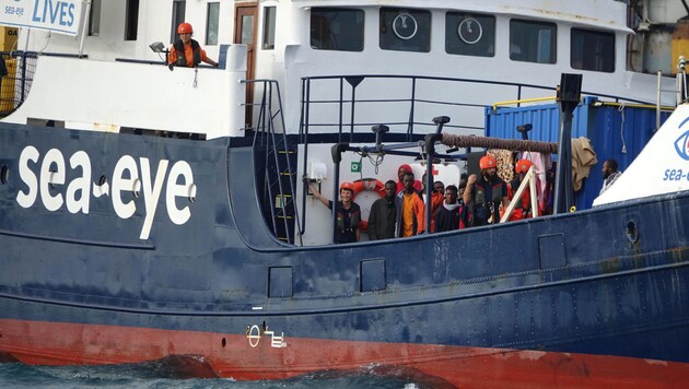 Migranten auf dem Rettungsschiff Alan Kurdi (Bild: AP)