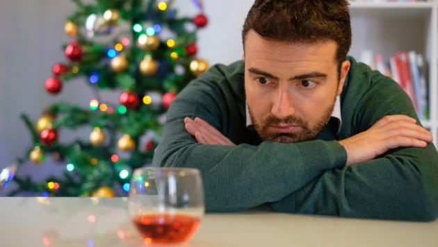 In der Adventzeit wollen viele Menschen negative Gefühl in Hochprozentigem ertränken. (Bild: Paolese/stock.adobe.com)