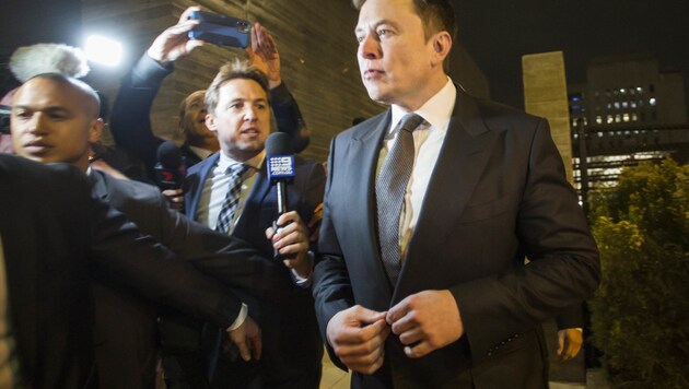 Elon Musk beim Verlassen des Bezirksgerichts (Bild: AFP)