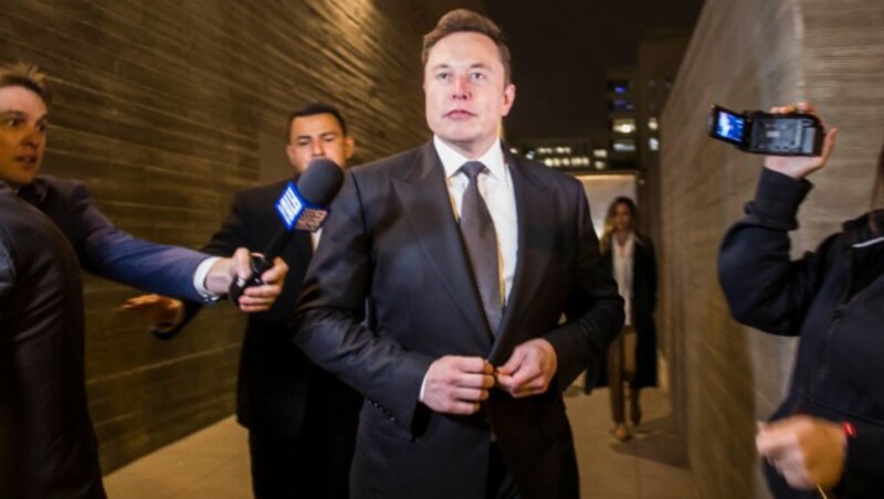 Elon Musk nach dem Prozessauftakt in Los Angeles (Bild: AFP)