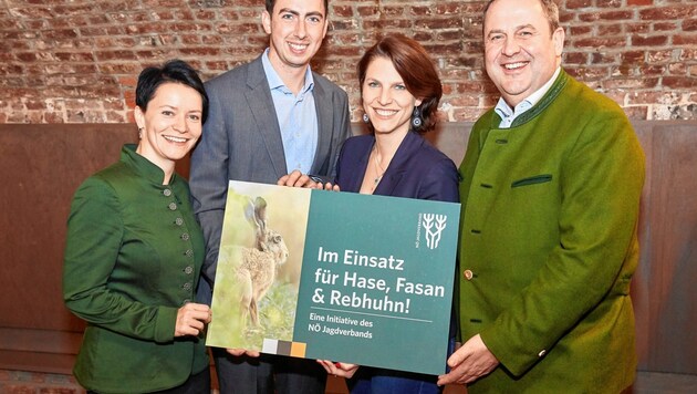 Am Abend trafen der NÖ-Landesjägermeister Josef Pröll (r.) und Generalsekretärin Sylvia Scherhaufer (l.) mit der EU-Abgeordneten und ÖVP-Delegationsleiterin Karoline Edtstadler (2. v. r.) und EU-Abgeordneten Alexander Bernhuber (2. v. l.) zusammen. (Bild: photonews.at/Georges Schneider)