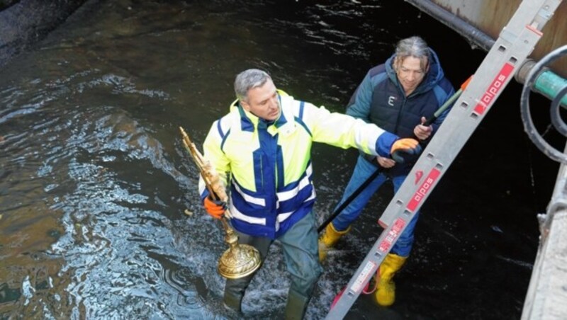 Heimo Ecker-Eckhofen (rechts), Verwalter des Mühlgangs, stieg mit in den Kanal. (Bild: Sepp Pail)