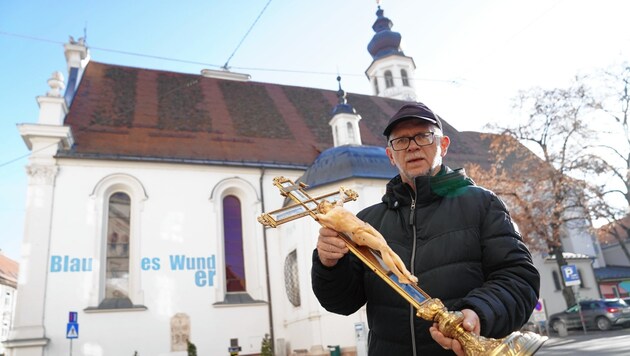 Mesner Karl Haas mit dem Kreuz, das der Kirchenschänder aus dem Altar riss (Bild: Sepp Pail)