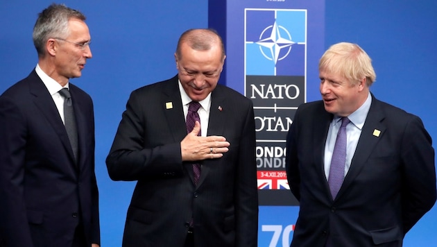 Der türkische Präsident Recep Tayyip Erdogan flankiert von NATO-Generalsekretär Jens Stoltenberg und Gastgeber Boris Johnson (Bild: APA/AFP/POOL/CHRISTIAN HARTMANN)