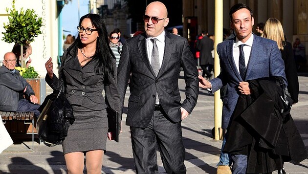 Promi-Geschäftsmann Yorgen Fenech (Mitte) mit Begleitung und Anwalt vor dem Gerichtsgebäude in Valletta (Bild: AFP)