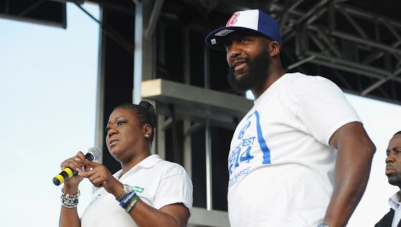 Tracy Martin und Sybrina Fulton, die Eltern von Trayvon Martin, bei einer Rede (Bild: AFP)