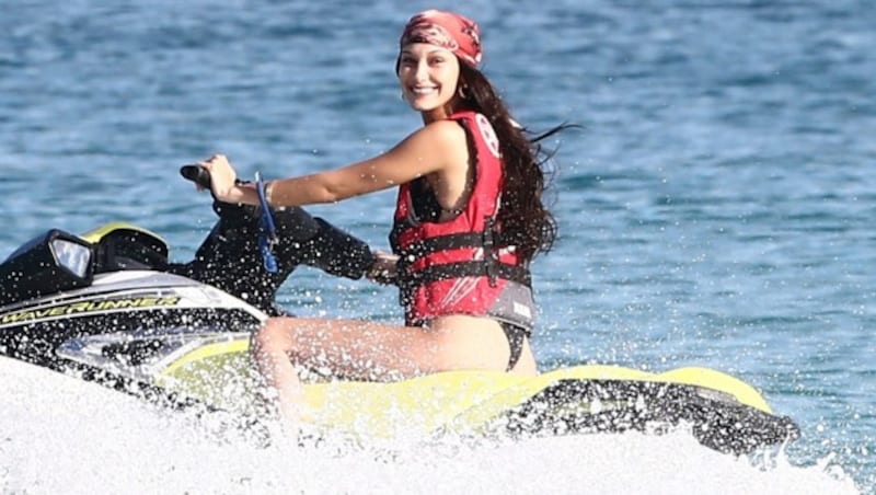 Bella Hadid düste mit dem Jetski über die Wellen. (Bild: www.PPS.at)