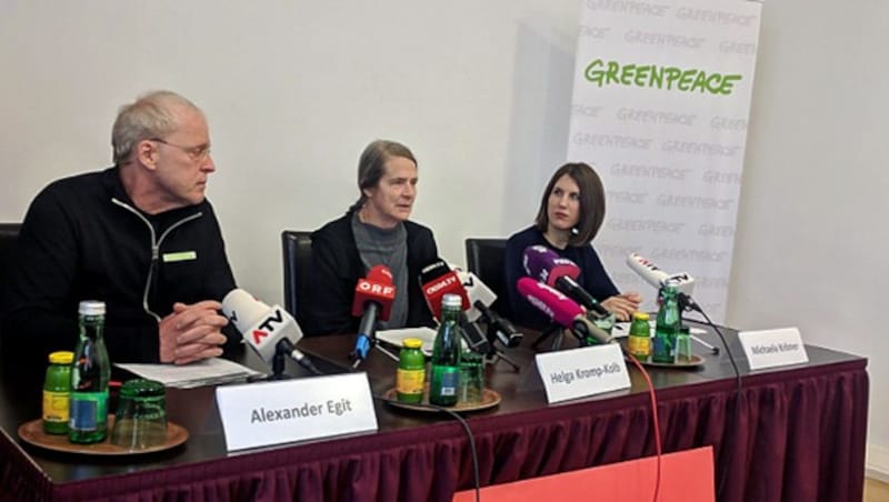 Greenpeace-Geschäftsführer Alexander Egit, Klimawissenschaftlerin Helga Kromp-Kolb und Rechtsanwältin Michaela Krömer bei der Präsentation der öffentlichen Sammelklage (Bild: twitter.com/Greenpeace Austria)