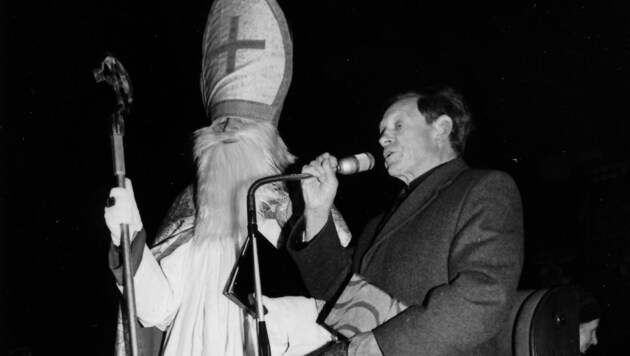 1975 hielt Dekan Bernhard Praxmarer eine kurze Rede, bevor er das Mikrofon an den Nikolaus weitergab. (Bild: Bildarchiv Hall in Tirol)
