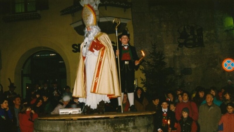 1996, bei seiner Ansprache am Oberen Stadtplatz in Hall in Tirol. (Bild: Bildarchiv Hall in Tirol)