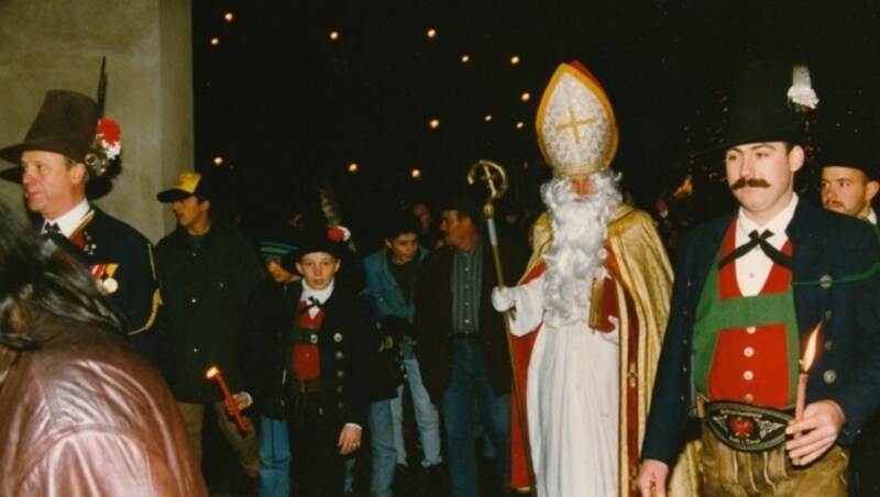 er Einzug mit den Speckbacher-Schützen Mitte der 1990er Jahre. (Bild: Bildarchiv Hall in Tirol)