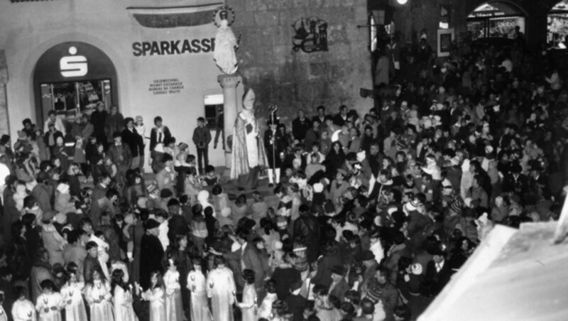 Der Nikolaus präsentiert sich beim Marien Brunnen, 1985. (Bild: Bildarchiv Hall in Tirol)