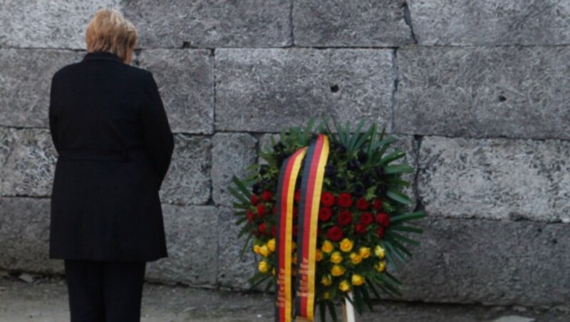 Angela Merkel an der sogenannten Schwarzen Wand im Stammlager Auschwitz (Bild: Associated Press)