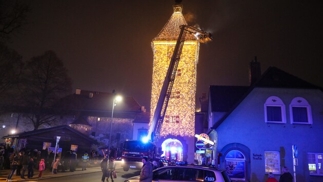 Einsatz beim Ledererturm in Wels (Bild: laumat.at/Matthias Lauber)
