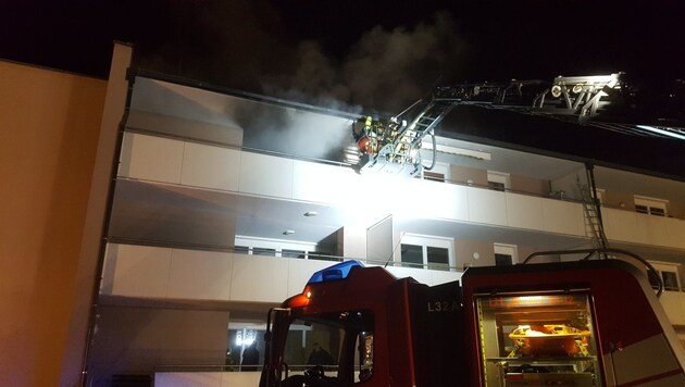 Das Feuer brach in der Nacht auf Samstag in einem Zimmer des Gebäudes aus. (Bild: Feuerwehr Mittersill)