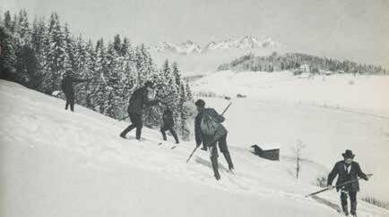 Franz Reisch mit Kameraden bei den ersten Touren im Schnee. (Bild: zVg)