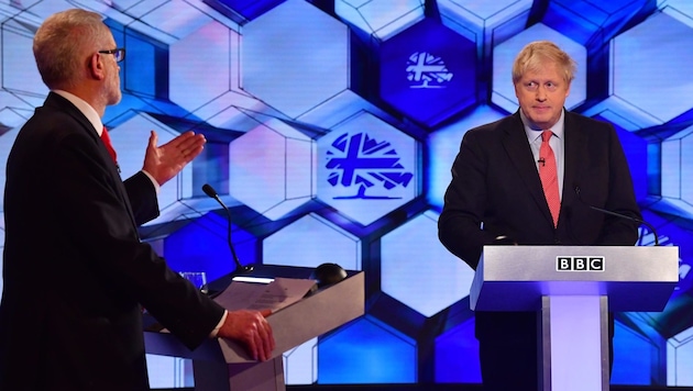 Boris Johnson (rechts) im TV-Duell mit Jeremy Corbyn (Bild: AFP)