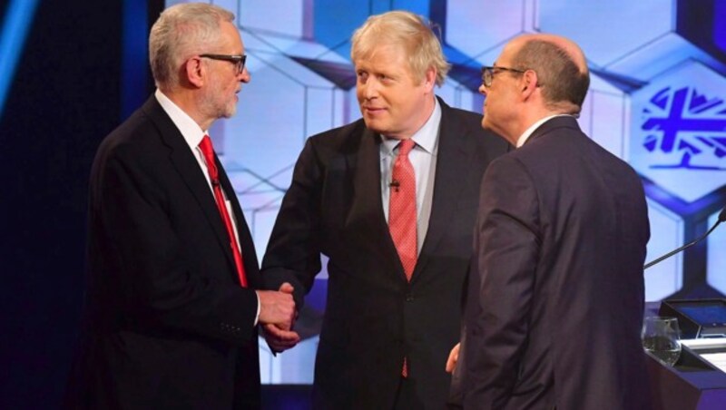 Boris Johnson und Jeremy Corbin trafen bei einer TV-Debatte in der BBC aufeinander. (Bild: AP)