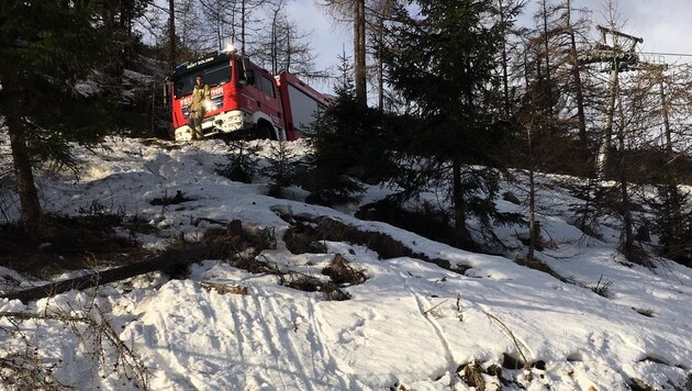 Über diese Böschung stürzte der Wagen der beiden Deutschen auf der Talfahrt von Hochsölden etwa 60 Meter ab. (Bild: ZOOM.TIROL)