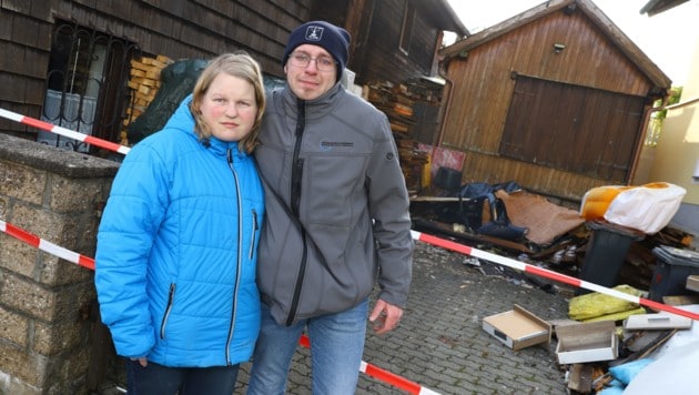 Katrin Schachl und Daniel Eitzinger vorm zerstörten Haus (Bild: laumat.at/Matthias Lauber)