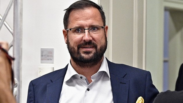 FPÖ-Generalsekretär Christian Hafenecker droht wegen der Mandatskaufvorwürfe mit Klage. (Bild: APA/HANS PUNZ)
