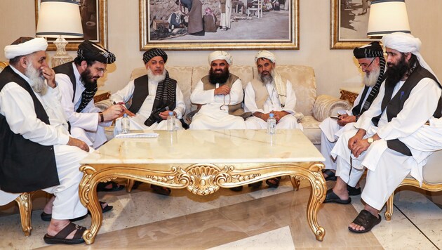 Das Verhandlungsteam der Taliban in Doha (Bild: APA/AFP/KARIM JAAFAR)