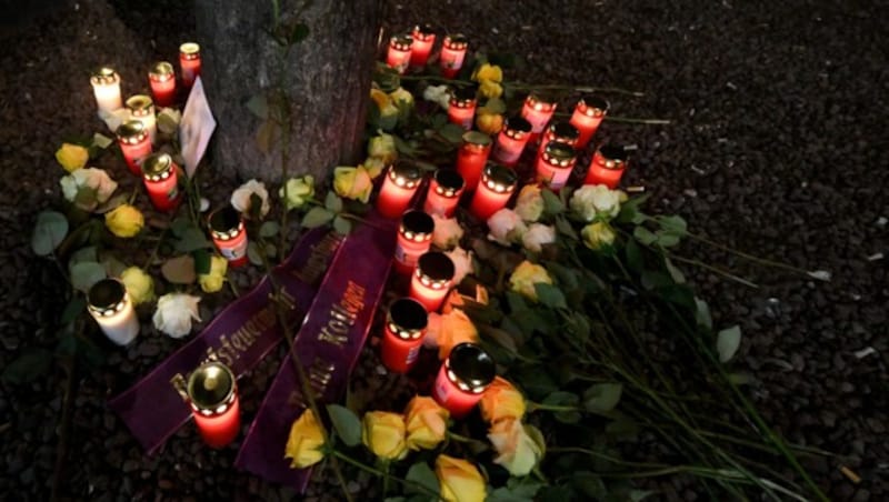 Am Tatort legten Menschen Blumen und Kerzen nieder. (Bild: APA/dpa/Stefan Puchner)