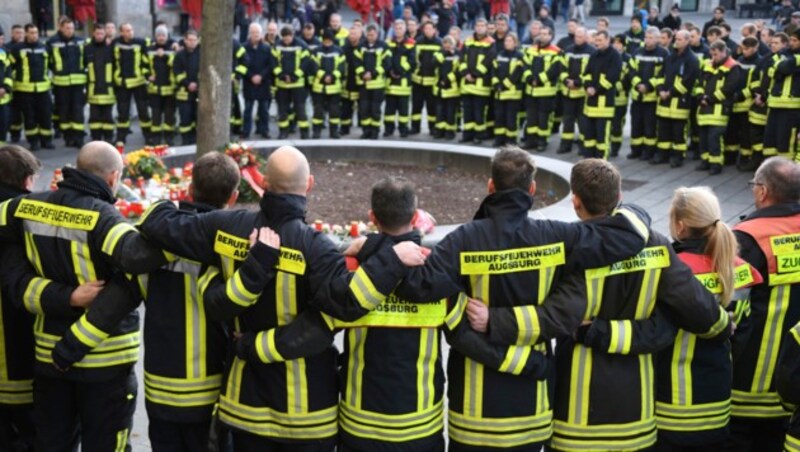 Die Feuerwehr von Augsburg trauert um ihren Kollegen, der bei einer Auseinandersetzung mit jungen Männern durch einen Schlag auf den Kopf getötet wurde. (Bild: dpa/Stefan Puchner)