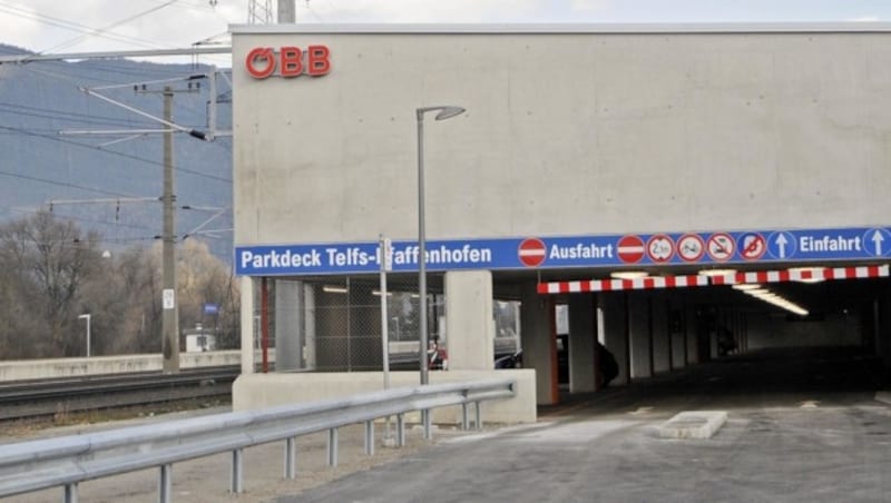 Das neue Parkhaus ist architektonisch gelungen. Es dürfte zwar die ewige Parkplatzmisere rund um den Bahnhof Telfs-Pfaffenhofen lösen, an der Abstellgebühr (Ausnahme: Mopeds und Fahrräder) haben die Pendler aber wenig Freude. (Bild: Peter Freiberger)