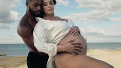 Die schwangere Ashley Graham ließ sich für die „Vogue“ unten ohne und mit ihrem Ehemann ablichten. (Bild: instagram.com/ashleygraham)