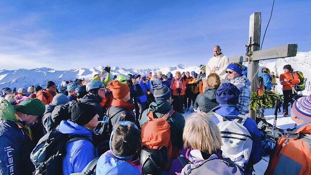 Roland Stadler begeisterte bei der Bergandacht in 2370 Metern Höhe die Adventwanderer (Bild: Wallner Hannes)