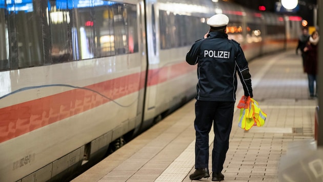 In München hat ein Paar die einjährige Tochter versehentlich in einem Zug zurückgelassen. Die Polizei brachte das Kleinkind wieder zurück (Symbolbild). (Bild: APA/dpa/Daniel Karmann)