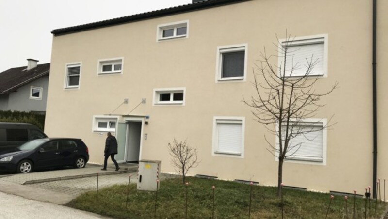 In diesem Haus hat ein Kärntner seine Ex-Ehefrau die ganze Nacht lang am Verlassen ihrer Wohnung gehindert - die Cobra musste schließlich stürmen. (Bild: APA/GERT EGGENBERGER)