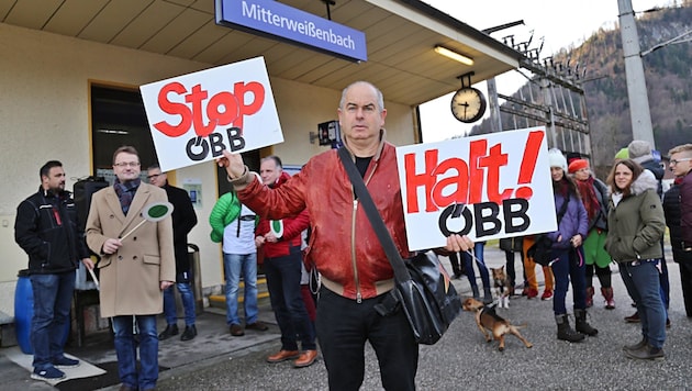 200 Personen protestierten am Wochenende gegen die geplante Haltestellenauflassung (Bild: Hörmandinger Reinhard)