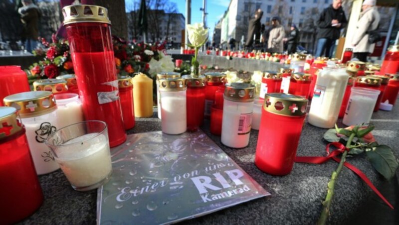 „Einer von uns RIP Kamerad“ ist am Augsburger Königsplatz zwischen Grablichtern zu lesen. (Bild: APA/dpa/Karl-Josef Hildenbrand)