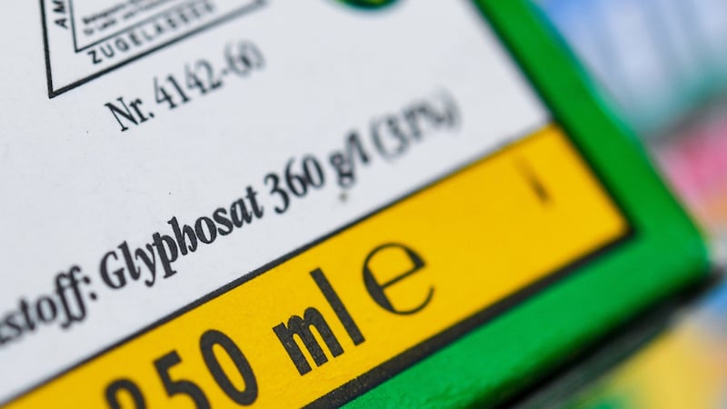 Die Verpackung eines Unkrautvernichtungsmittels, das den Wirkstoff Glyphosat enthält (Bild: APA/ZB/Patrick Pleul)