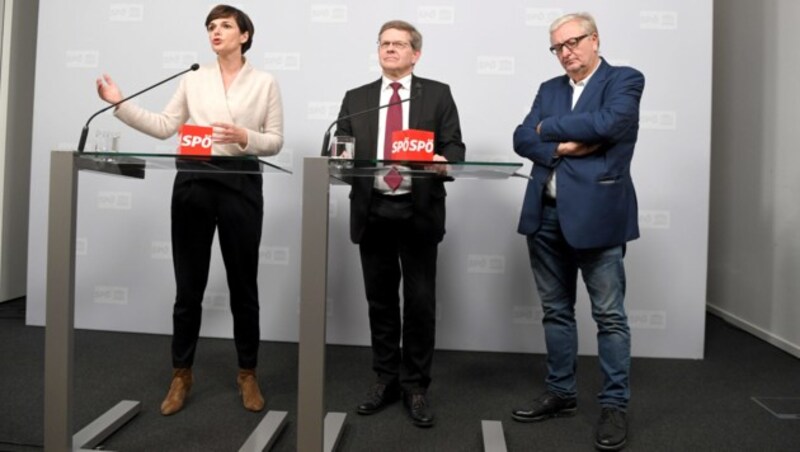 Parteichefin Pamela Rendi -Wagner, Bundesgeschäftsführer Christian Deutsch und Parteikassier Christoph Matznetter bei der Pressekonferenz nach der Sitzung der SPÖ-Gremien am Montag (Bild: APA/ROLAND SCHLAGER)