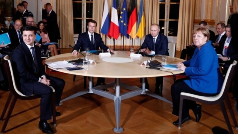 (v.l.n.r.) Der ukrainische President Wolodymyr Selenskyj, Frankreichs Präsident Emmanuel Macron, der russische Präsident Wladimir Putin und Deutschlands Kanzlerin Angela Merkel (Bild: AFP)