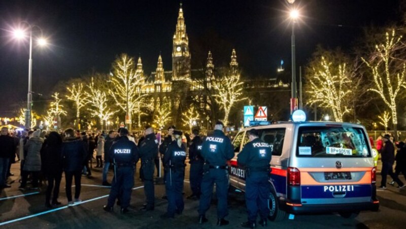 Die Wiener Polizei ist zu Silvester in Wien im Großeinsatz. (Bild: APA/EXPA/Sebastian Pucher)