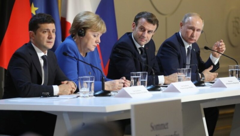 Vermittler Angela Merkel und Emmanuel Macron zwischen Wolodymyr Selenskyj und Wladimir Putin (Bild: APA/AFP/POOL/LUDOVIC MARIN)