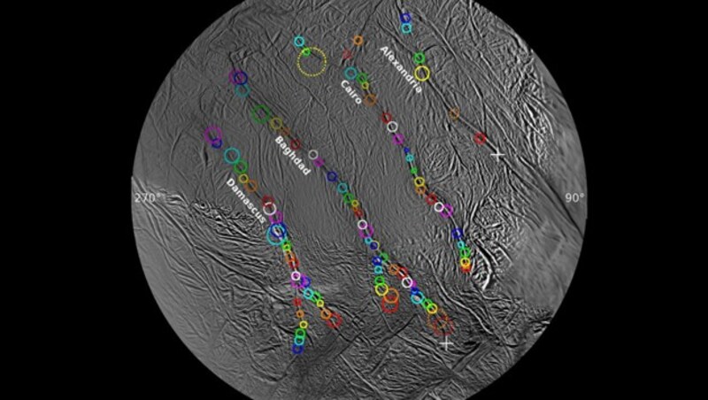 Die Karte zeigt 98 der zurzeit aktiven 101 Geysire auf den „Tigerstreifen“ von Enceladus. (Bild: NASA/Cassini Mission)