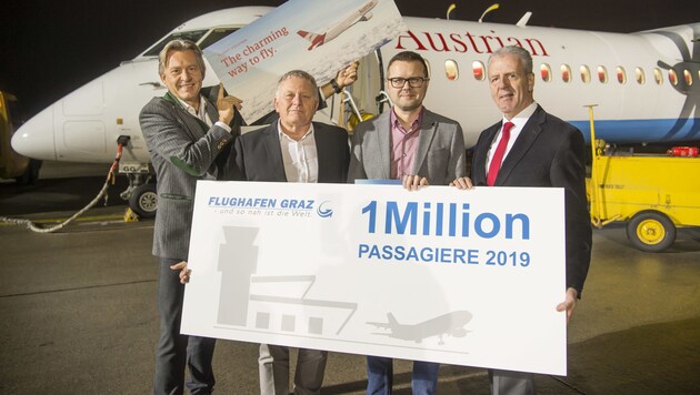 Bernhard Hamela (Austrian Airlines) Wolfgang Malik (Holding Graz), Wolfgang Schiefer, der millionste Fluggast des Jahres 2019, und Gerhard Widmann (Flughafen Graz) (Bild: Foto Fischer)