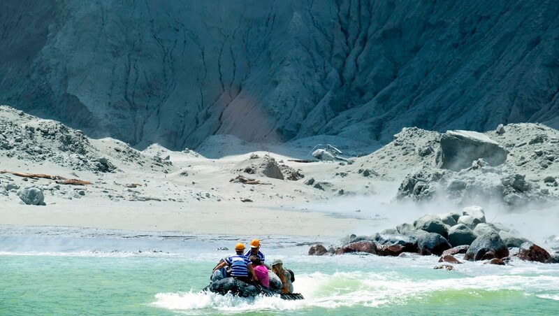 Ein Rettungsboot verlässt die Katastropheninsel. (Bild: ASSOCIATED PRESS)