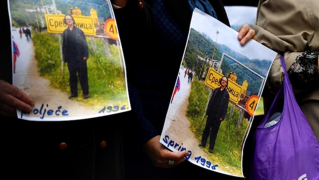 Hinterbliebene der Opfer von Srebrenica protestieren gegen Peter Handke. (Bild: AFP)