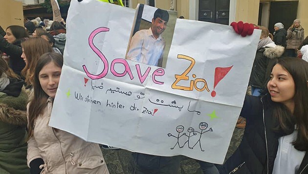 Demonstranten forderten ein Bleiberecht für den jungen Afghanen. (Bild: Flüchtlingshilfe Langenlois/Anita Stemberger-Chabek)