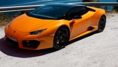 Ein Lamborghini (hier im Symbolbild) wurde aus einem Autohaus in Neuhofen gestohlen. (Bild: stock.adobe.com (Symbolbild))
