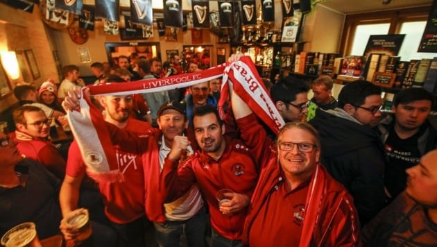 Englische Fangesänge, Rote Dressen und Bier: Die städtischen Irish Pubs waren in der Hand der Liverpool-Fans. Die Wirte freuten sich darüber. (Bild: Tschepp Markus)