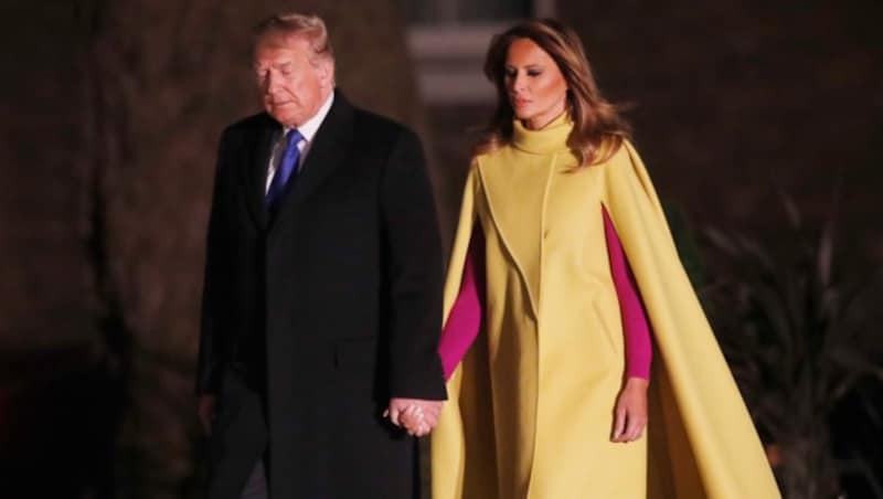 Donald Trump und seine dritte Ehefrau Melania, die ihm trotz Ungemach lächelnd und loyal zur Seite steht. Und ihn auch immer wieder kritisiert. (Bild: AP)