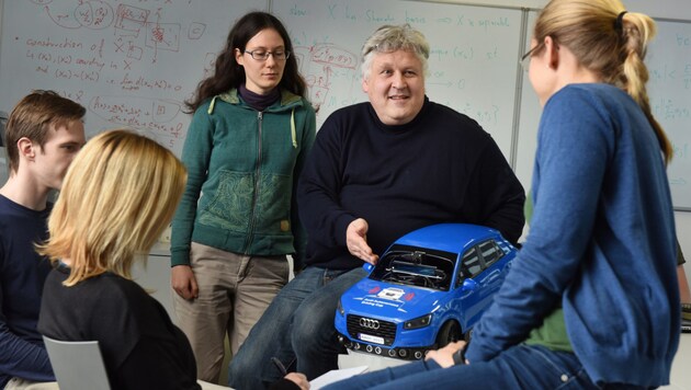 KI-Professor Sepp Hochreiter mit Studentinnen und Studenten (Bild: JKU)